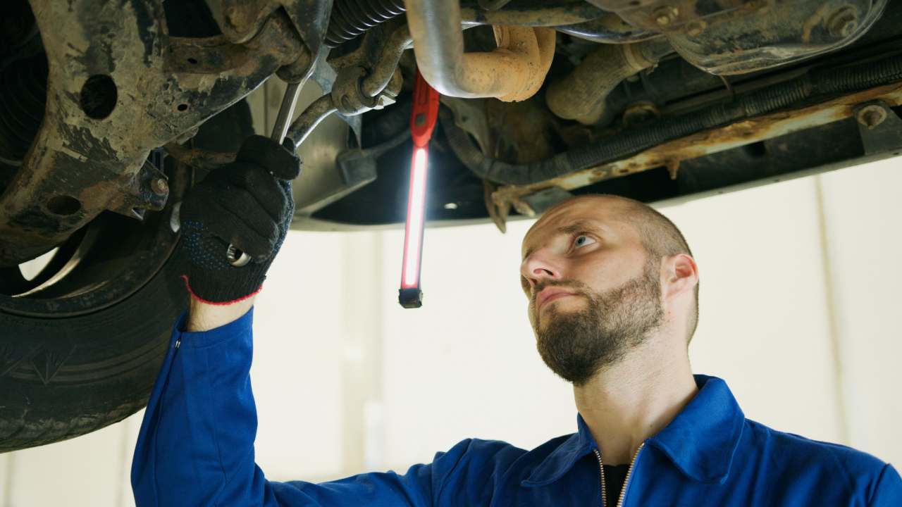 Cómo identificar y reparar problemas menores de tu auto antes de que se conviertan en mayores